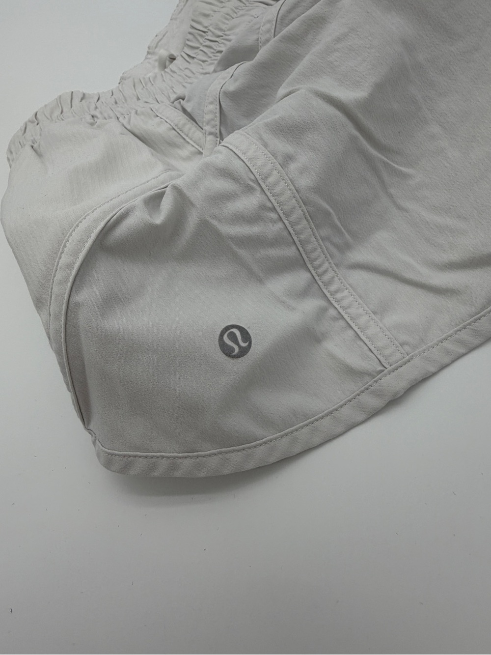 White Lululemon Low Rise Fit Tracker Short 4” Inseam Size 6 Swift Ultra - Picture 8 of 8